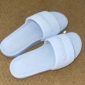 NWOT Lulu Slides
